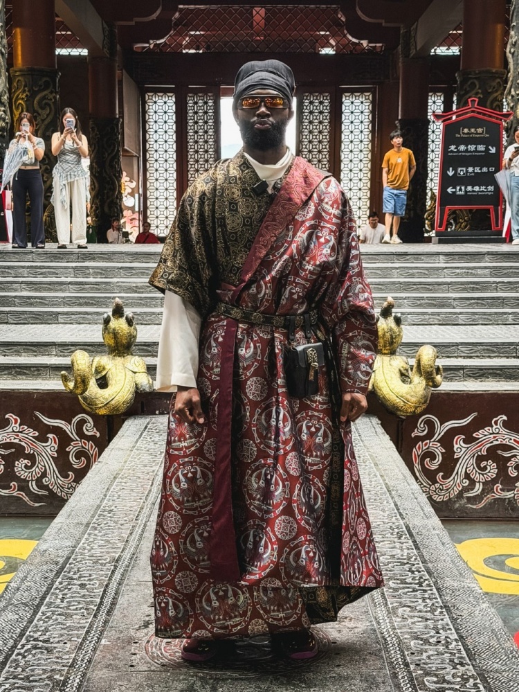 凯尔特人官推晒布朗横店古装照 配文直译中文“龙布朗”