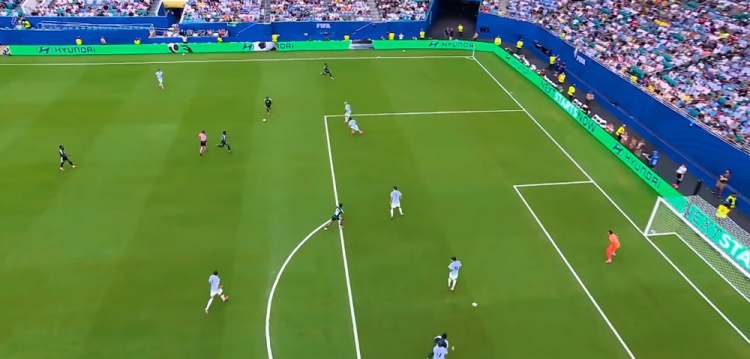沙特半场1-0乌拉圭 阿姆里角球补射 穆斯莱拉多次神扑 沙特半场1-0乌拉圭 阿姆里角球补射 穆斯莱拉多次神扑