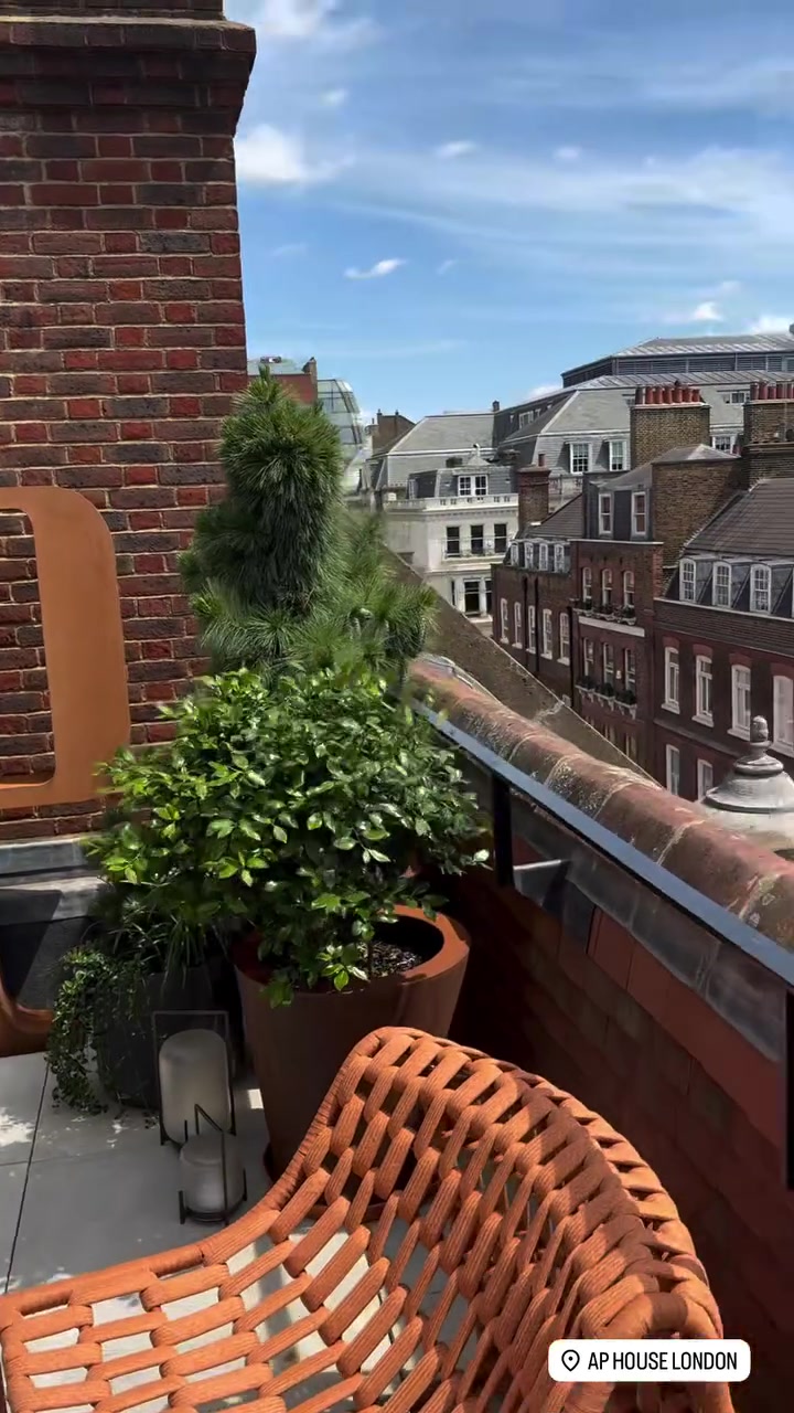 骑士2016冠军班底伦敦重聚 乐福晒詹姆斯JR等人合影 骑士2016冠军班底伦敦重聚 乐福晒詹姆斯JR等人合影