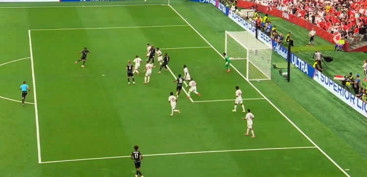 加拿大半场3-0十人卡塔尔，戴维独造三球拉林连场破门
