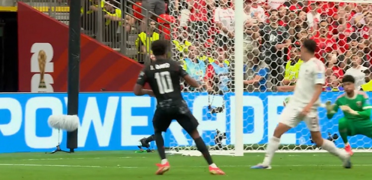 加拿大半场3-0十人卡塔尔，戴维独造三球拉林连场破门