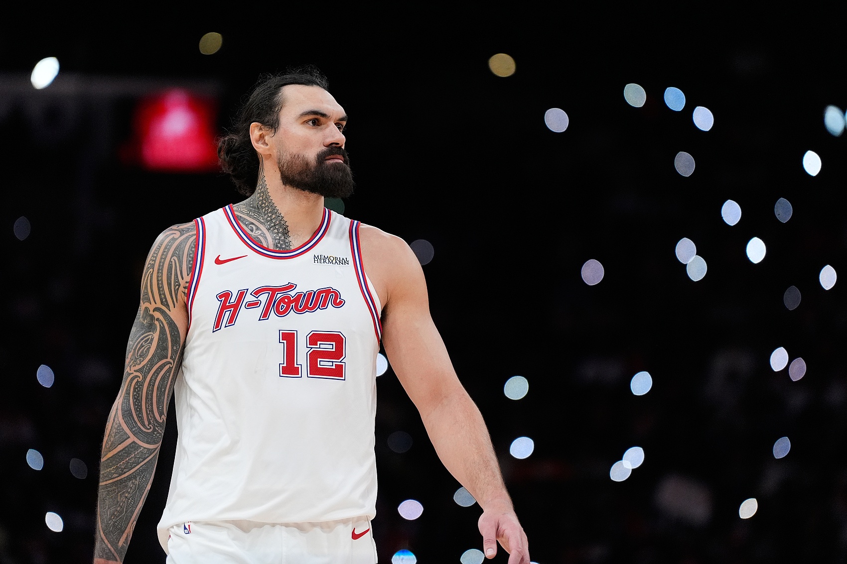 亚当斯：抢篮板是抢占角度，篮筐视为180度平面
