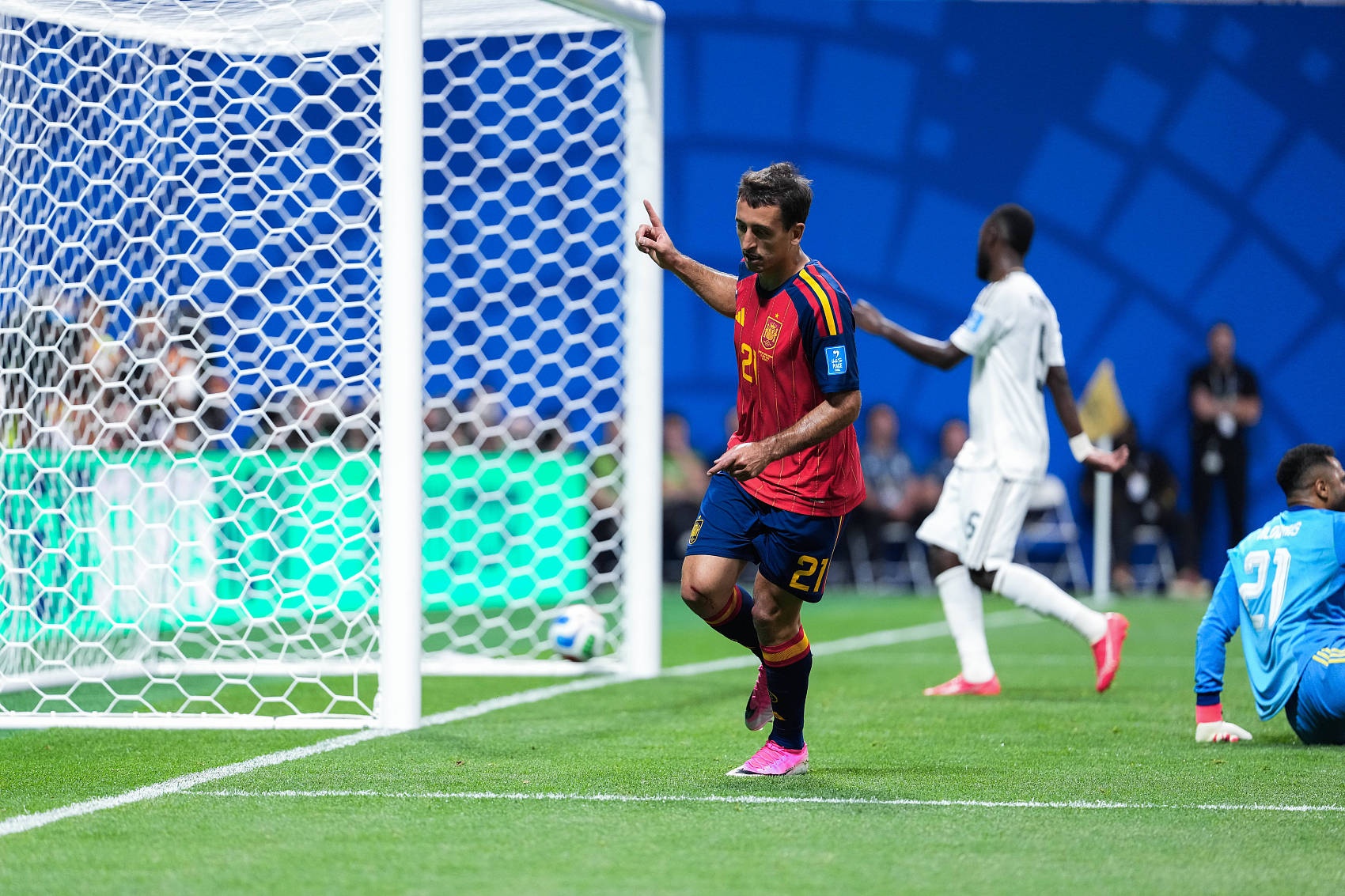 巴萨锋线引援转向：克鲁皮、奥亚萨瓦尔等四人为备选