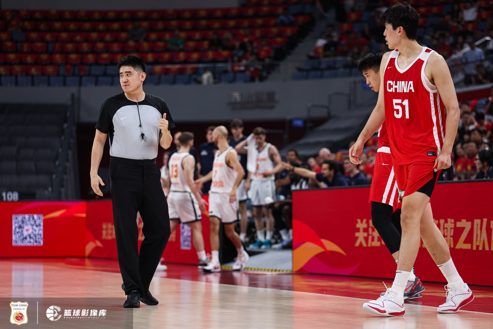 杨瀚森回归首秀7+8，中国男篮65-60险胜荷兰 进攻效率从120骤降至92.6