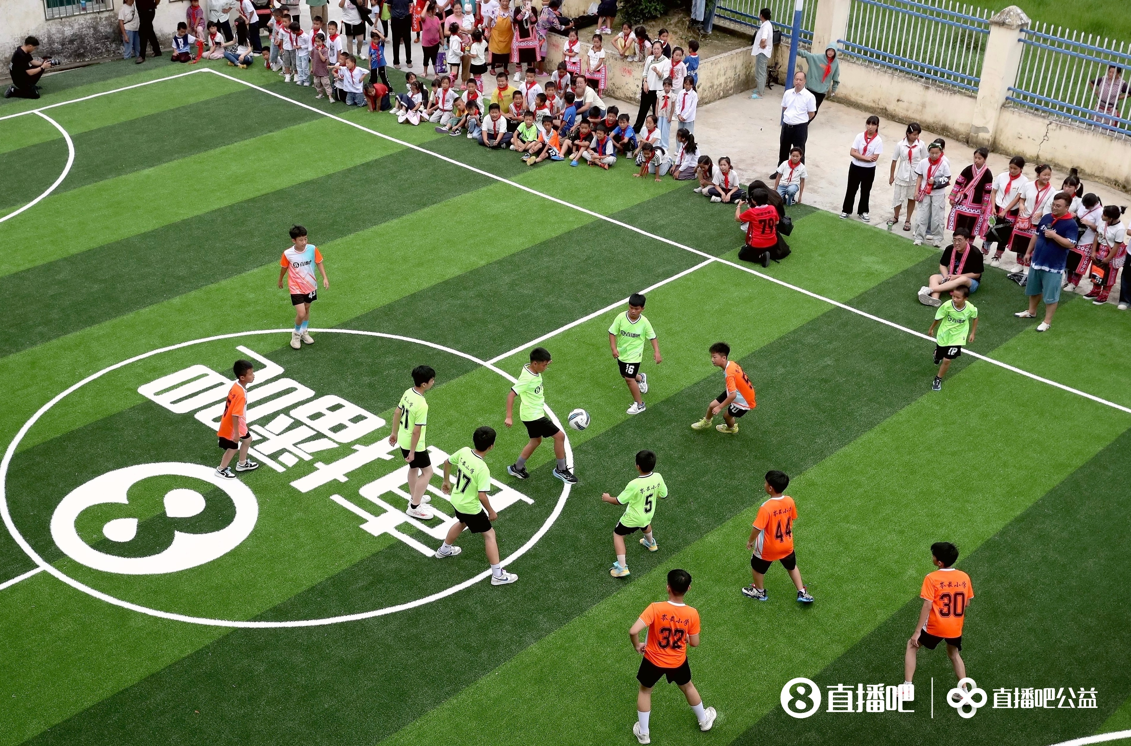 贵州山区岑最小学新球场落成：137名留守娃告别水泥地踢球