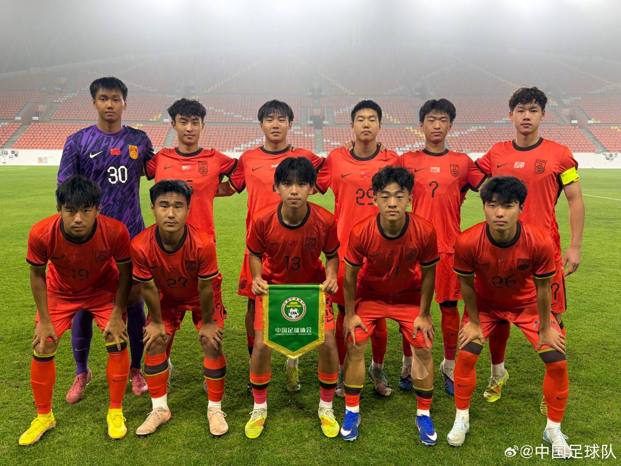 U17国足2-0塔吉克斯坦,邝兆镭凌空斩破僵局,谢晋终场前锁胜