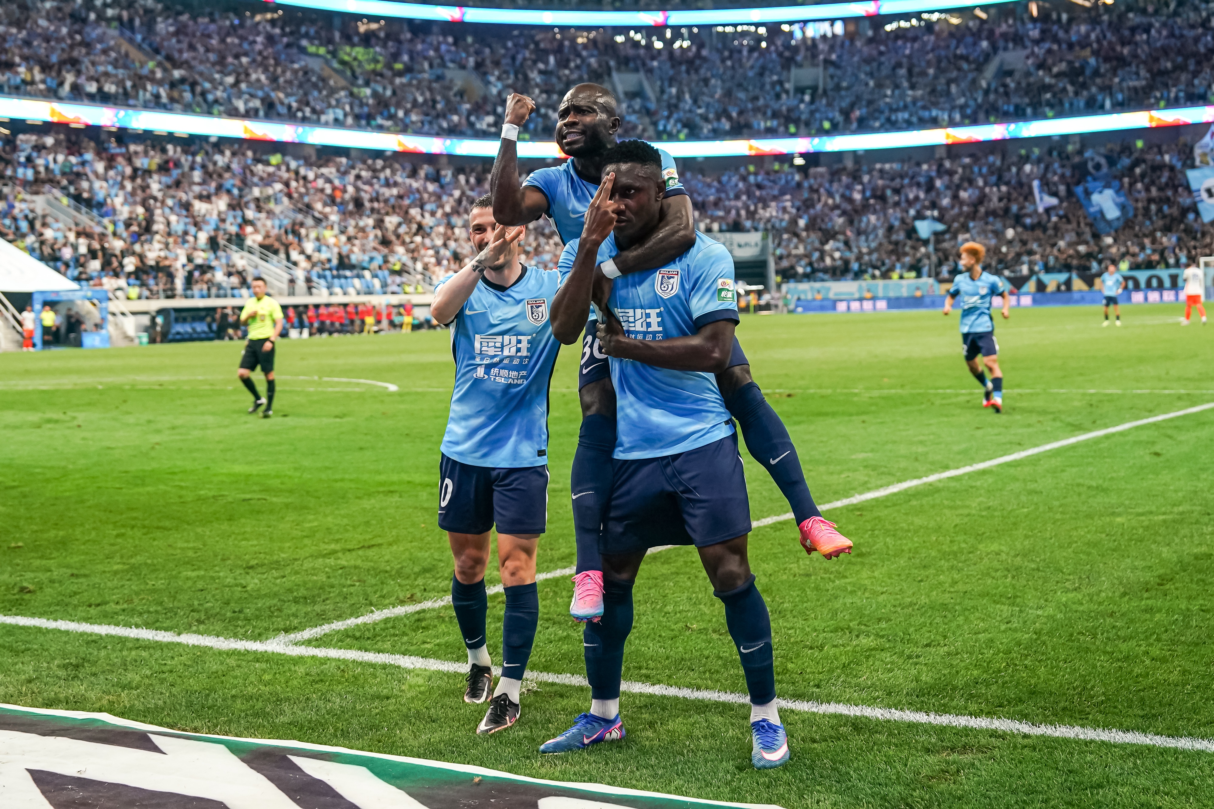 3-1力克山东泰山,大连英博创队史顶级联赛对同一对手三连胜 3-1力克山东泰山,大连英博创队史顶级联赛对同一对手三连胜