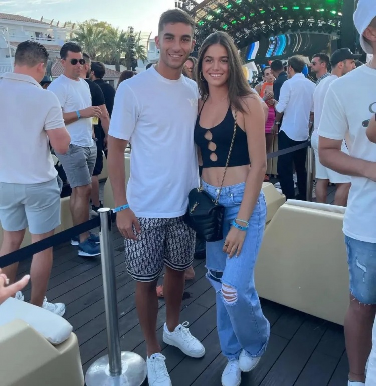 费兰女友是恩里克女儿兼马术骑手，已交往3年