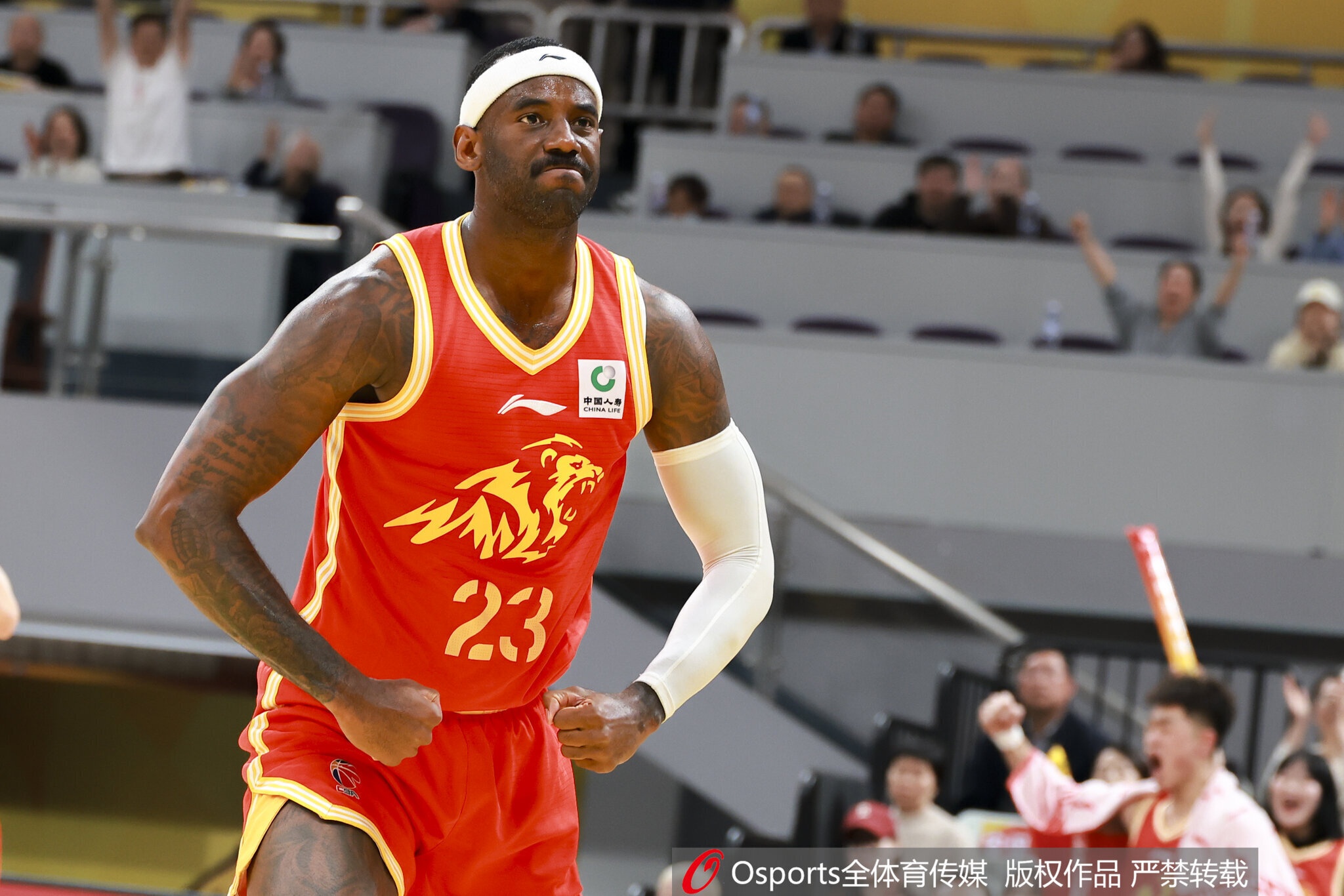 北京男篮敲定首名外援？桑普森防守碾压斯佩尔曼但三分低产