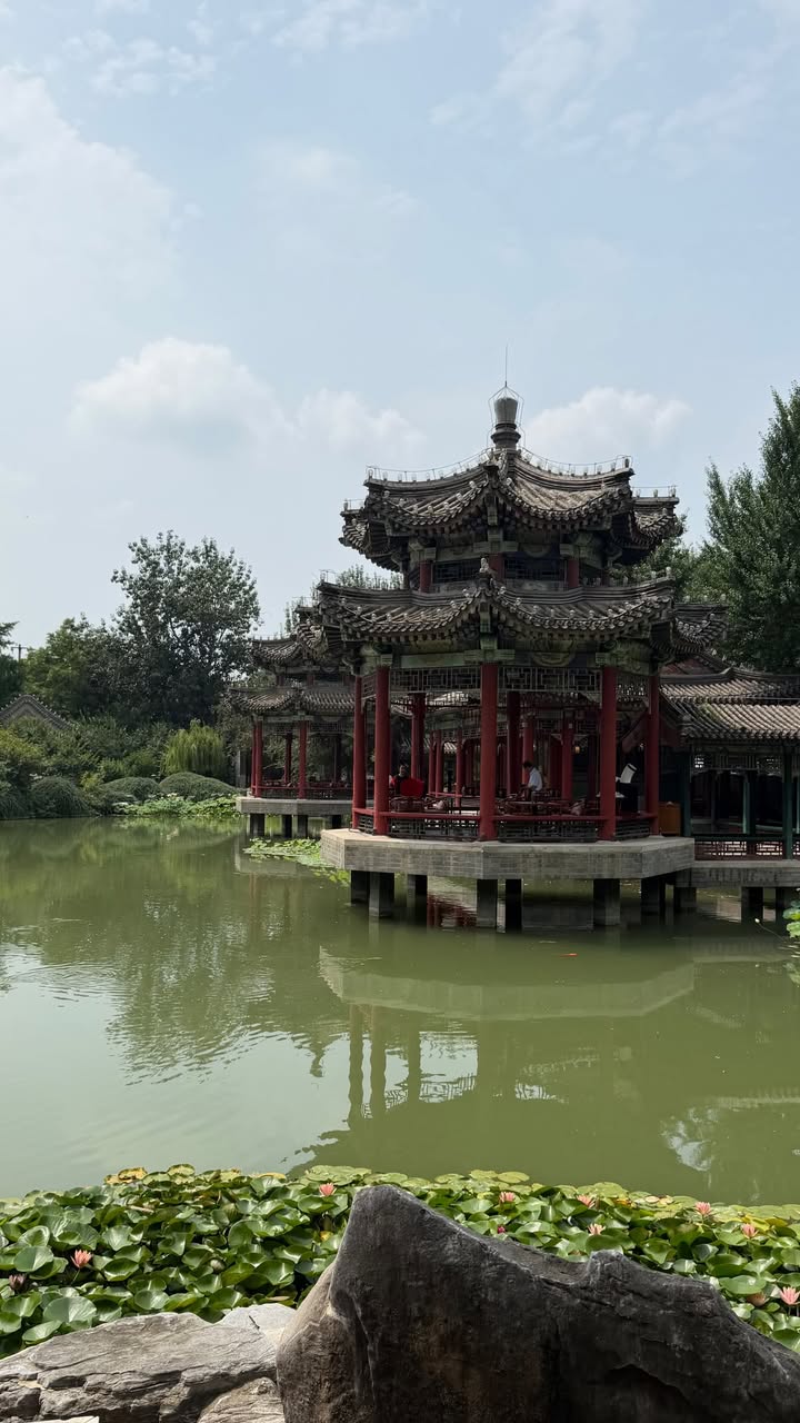 佩德里携女友北京行：铜锅涮肉+长城打卡
