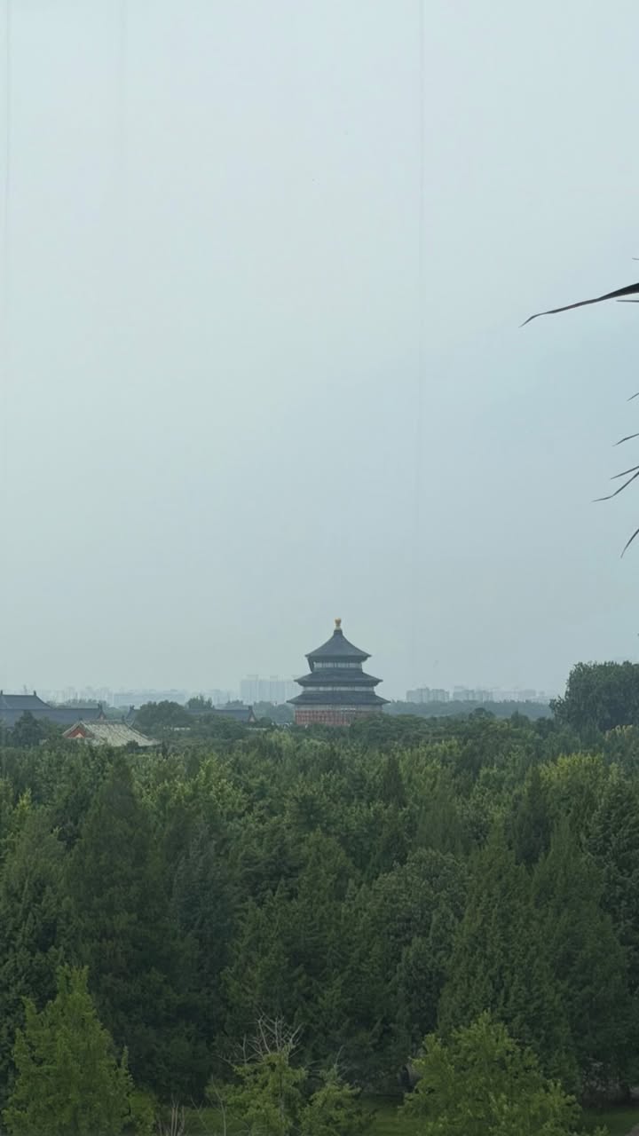 佩德里携女友北京行：铜锅涮肉+长城打卡