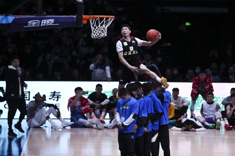 陈登星DUNKMAN登台闯入前三 自曝扣篮启蒙：卡特看多，偶像是科比