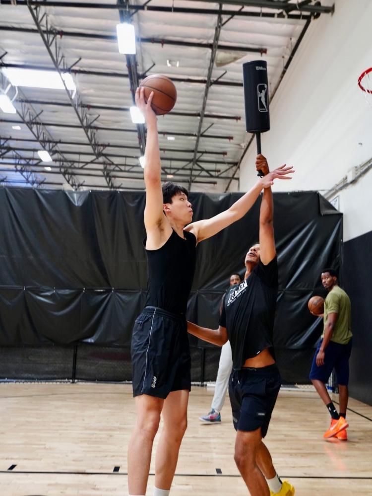 杨瀚森同小乔丹小贾伦合练 训练师强调新世代内线核心能力 杨瀚森同小乔丹小贾伦合练 训练师强调新世代内线核心能力