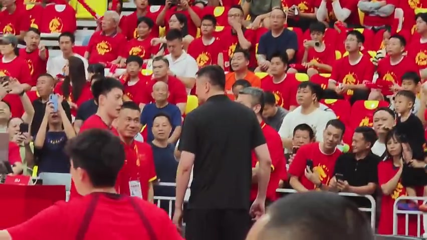 杜锋连续第二天现身男篮热身赛 赛前与郭士强及助教热聊 杜锋连续第二天现身男篮热身赛 赛前与郭士强及助教热聊