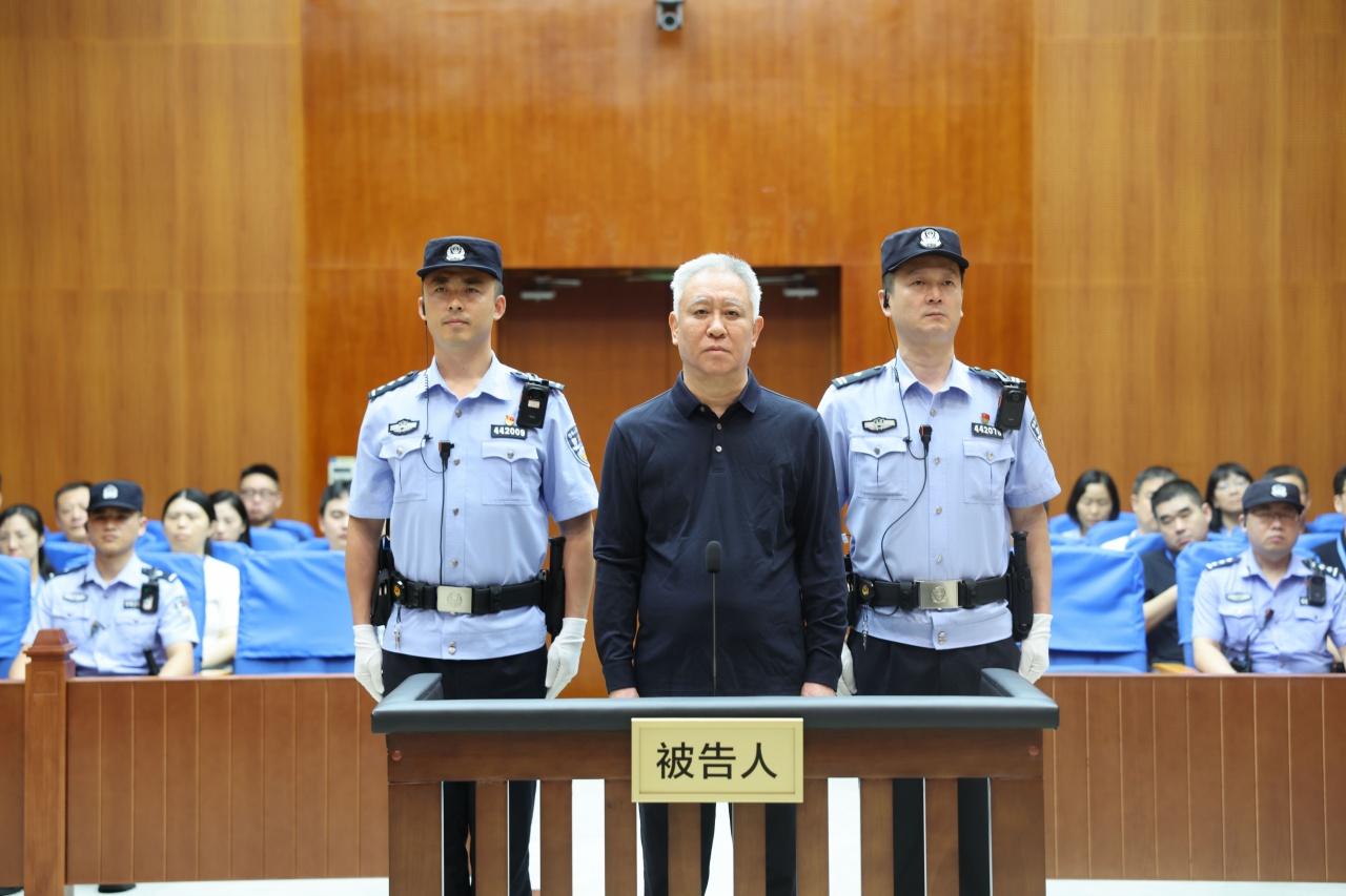 许家印数罪并罚一审被判无期 庭审照头发眉毛全白 许家印数罪并罚一审被判无期 庭审照头发眉毛全白