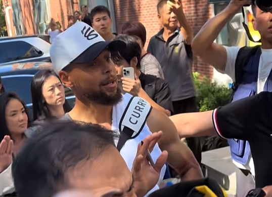 库里互动签名时罕见生气连续要求球迷退后!无奈秩序混乱只能离开