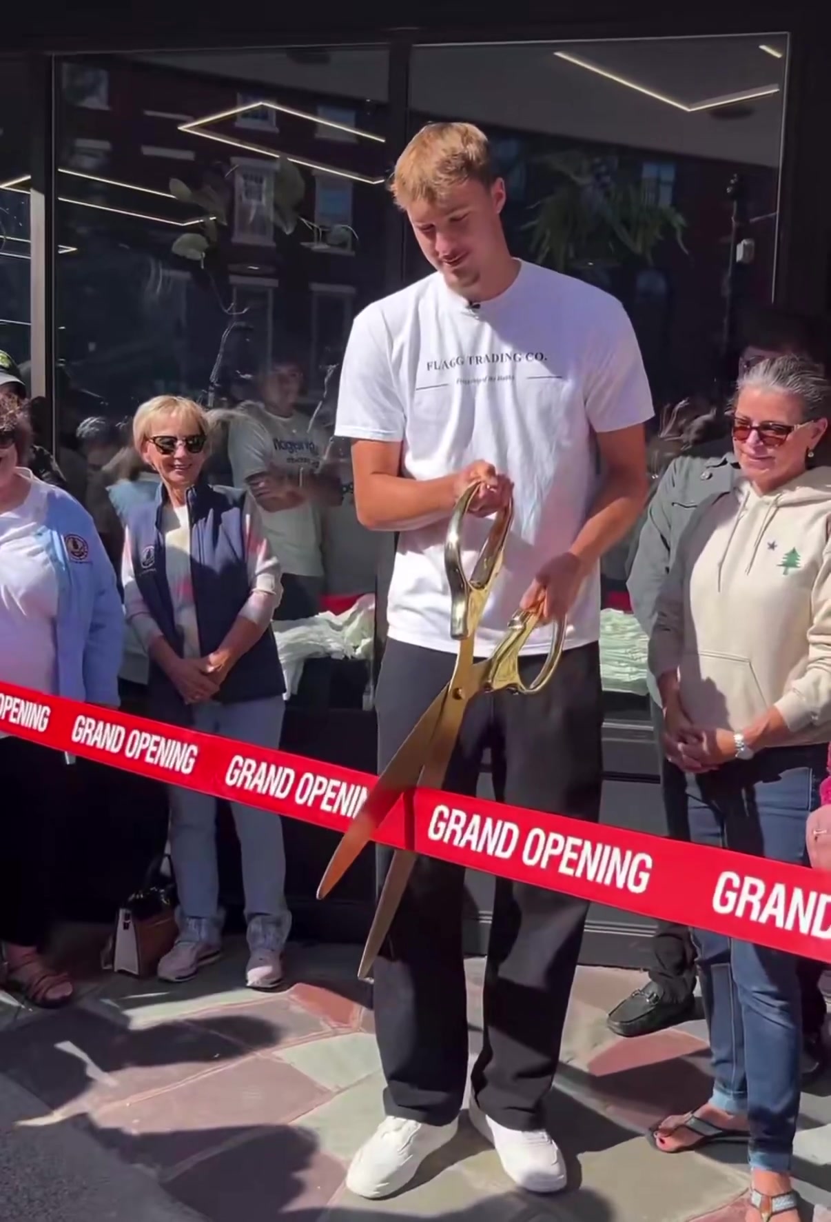 开店当老板！弗拉格在缅因州为自己的球星卡店剪彩开业