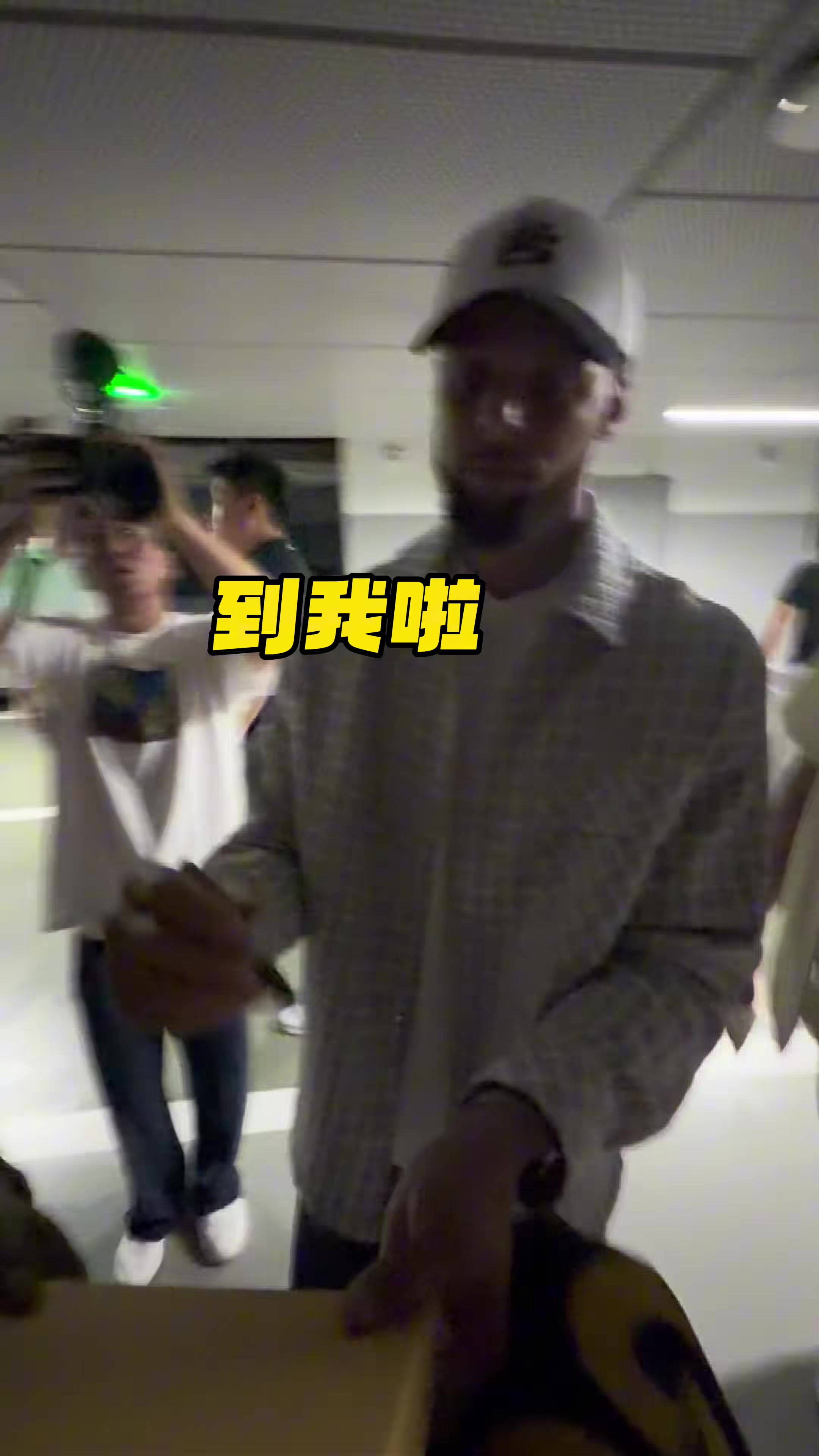 本尊的肯定!球迷剪带有库里品牌logo的发型 库里看后表示很喜欢